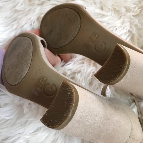 3/$30 GUESS | block heel nude sandals size 8 - Picture 6 of 6